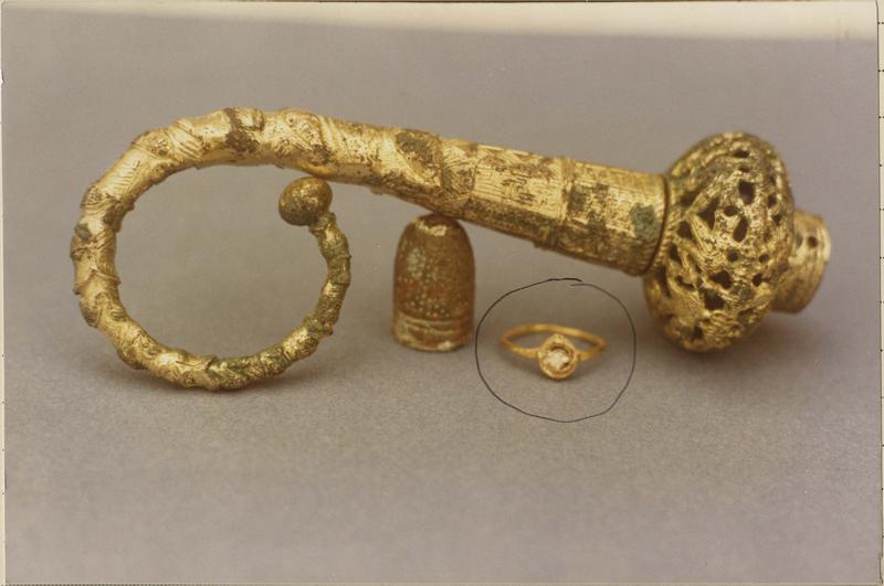 anneau épiscopal (bague d'évêque), crosse, vue générale du chaton de l'anneau - © Ministère de la Culture (France), Médiathèque du patrimoine et de la photographie (objets mobiliers), tous droits réservés