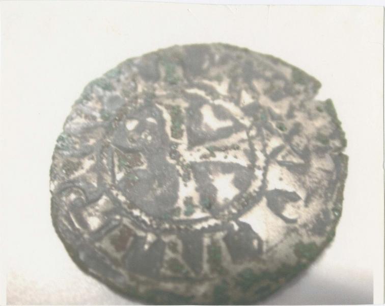 monnaie provenant de la sépulture de l'évêque Raimond d'Ogeu, vue générale