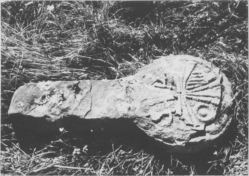 stèle discoïdale, avers, vue générale