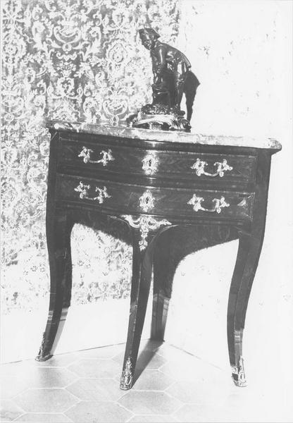 commode à tiroirs d'encoignure style Régence, vue générale