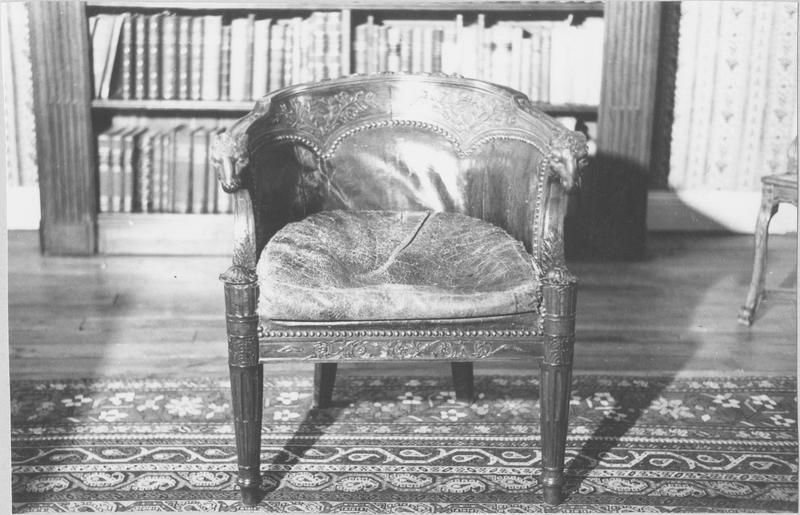 fauteuil de bureau, style Louis XVI, vue générale - © Ministère de la Culture (France), Médiathèque du patrimoine et de la photographie (objets mobiliers), tous droits réservés