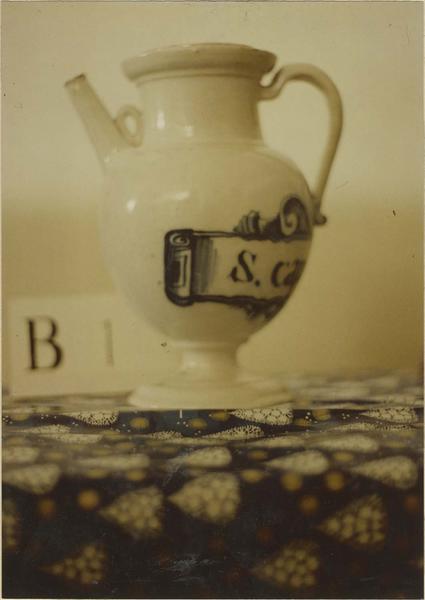 pot à pharmacie, vue générale - © Ministère de la Culture (France), Médiathèque du patrimoine et de la photographie (objets mobiliers), tous droits réservés