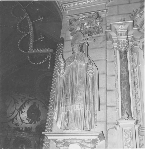 statue : évêque, vue générale
