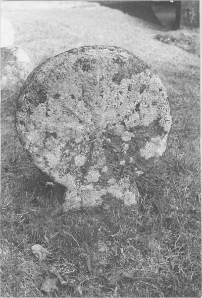 stèle discoïdale, avers, vue générale - © Ministère de la Culture (France), Médiathèque du patrimoine et de la photographie (objets mobiliers), tous droits réservés