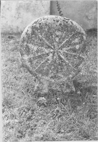 stèle discoïdale, avers , vue générale - © Ministère de la Culture (France), Médiathèque du patrimoine et de la photographie (objets mobiliers), tous droits réservés