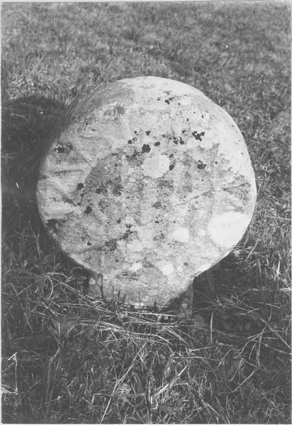 stèle discoïdale, avers, vue générale - © Ministère de la Culture (France), Médiathèque du patrimoine et de la photographie (objets mobiliers), tous droits réservés