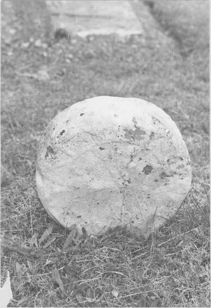 stèle discoïdale, avers, vue générale - © Ministère de la Culture (France), Médiathèque du patrimoine et de la photographie (objets mobiliers), tous droits réservés