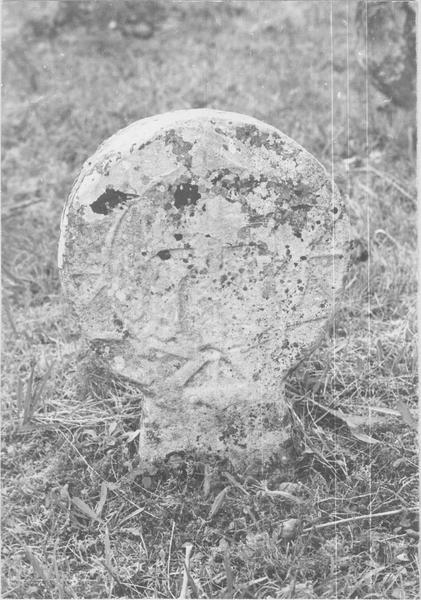 stèle discoïdale, avers, vue générale - © Ministère de la Culture (France), Médiathèque du patrimoine et de la photographie (objets mobiliers), tous droits réservés