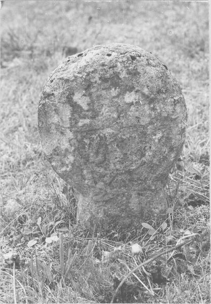 stèle discoïdale, revers, vue générale - © Ministère de la Culture (France), Médiathèque du patrimoine et de la photographie (objets mobiliers), tous droits réservés