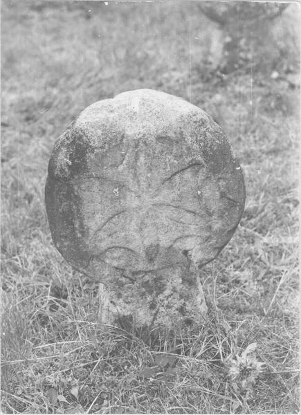 stèle discoïdale, revers, vue générale - © Ministère de la Culture (France), Médiathèque du patrimoine et de la photographie (objets mobiliers), tous droits réservés