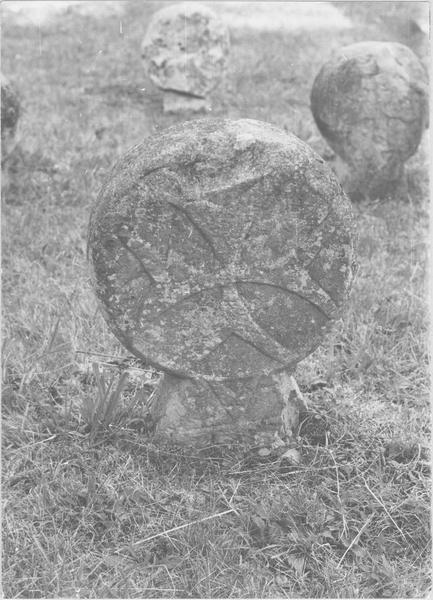stèle discoïdale, revers, vue générale - © Ministère de la Culture (France), Médiathèque du patrimoine et de la photographie (objets mobiliers), tous droits réservés