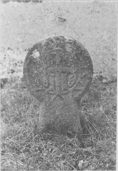 stèle discoïdale, avers, vue générale - © Ministère de la Culture (France), Médiathèque du patrimoine et de la photographie (objets mobiliers), tous droits réservés