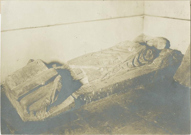 dalle funéraire (gisant) de Jean de la Salle, évêque de Conserans et de Lescon, chancelier de Foix,  vue générale