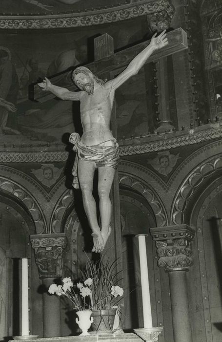 statue : Christ en croix, vue générale