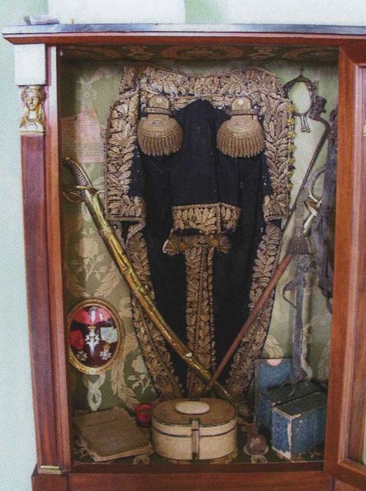 armoire contenant un uniforme avec sabre et épée, vue générale - © Ministère de la Culture (France), Médiathèque du patrimoine et de la photographie, diffusion RMN-GP
