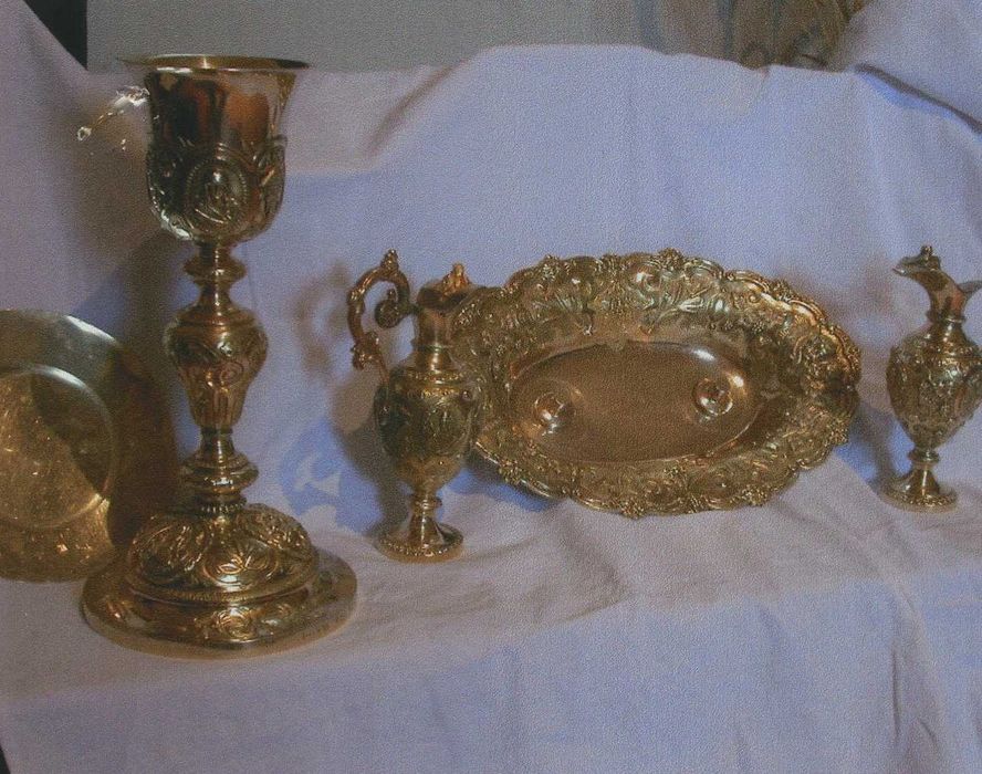 chapelle de messe : calice et patène, burettes et leur plateau, vue générale