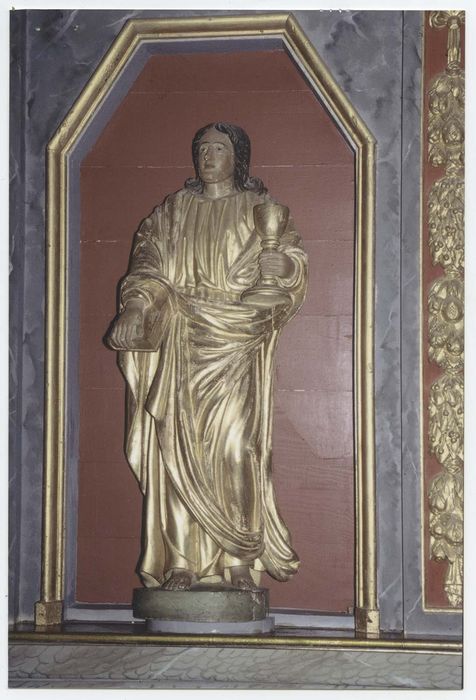 Statue : Sainte avec ciboire et livre