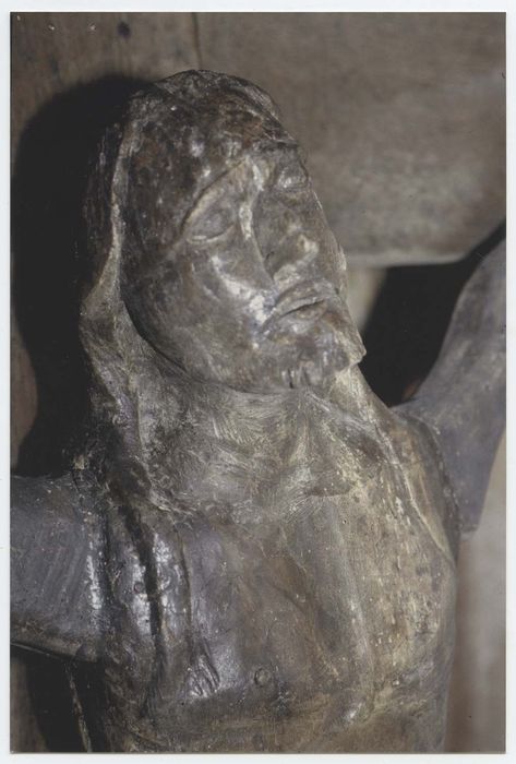 statue : Christ en croix détail visage