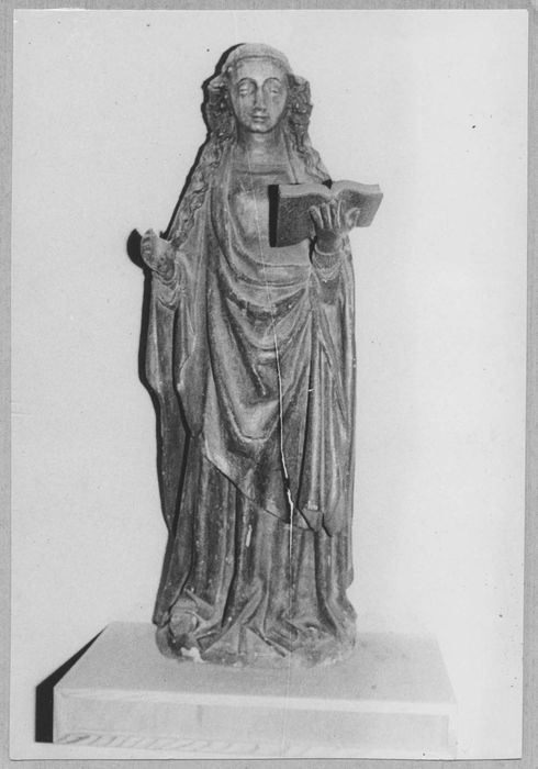 statue : Sainte Anne ?
