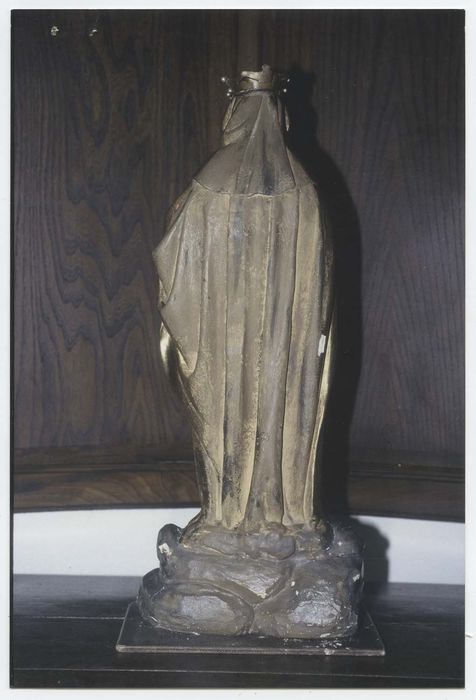statue : Vierge couronnée