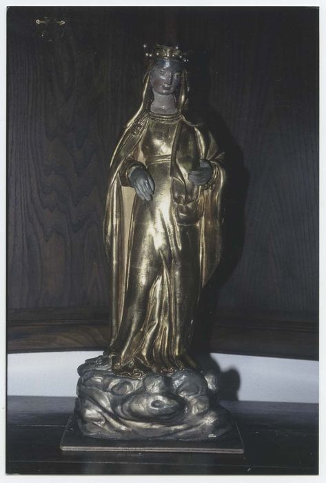 statue : Vierge couronnée