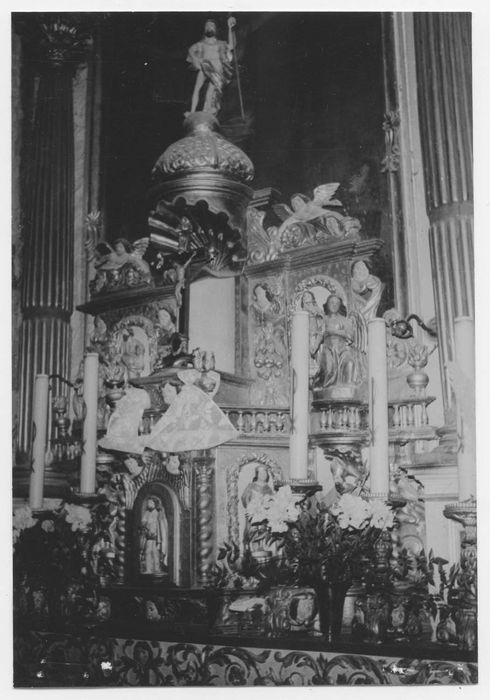 autel (maître-autel) avec son retable et six chandeliers