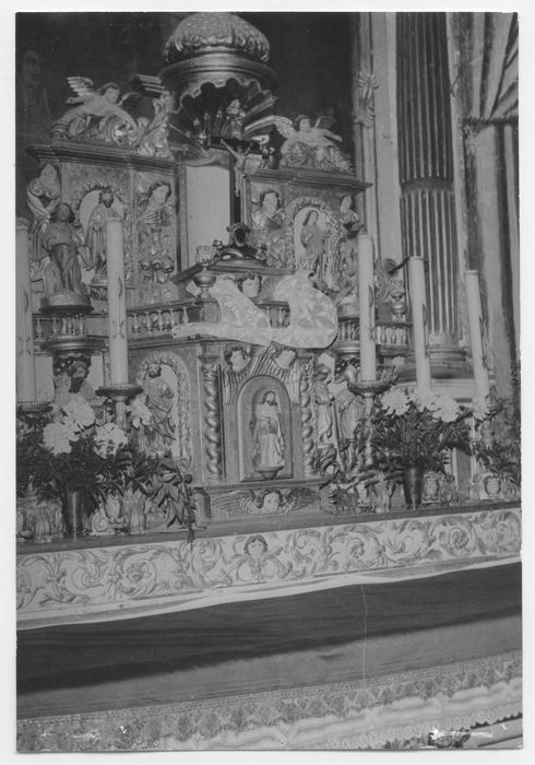 autel (maître-autel) avec son retable et six chandeliers