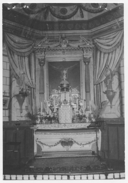 autel (maître-autel) avec son retable et six chandeliers