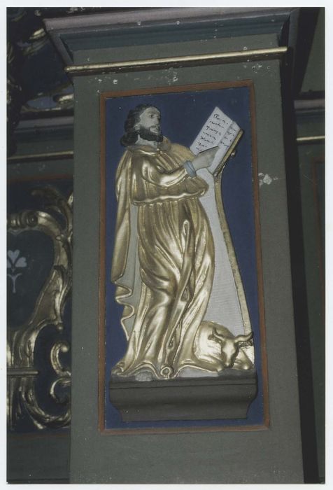 ensemble du maître-autel comprenant l'autel, le tabernacle et ses statues, le retable, le tableau : Sacré-Coeur de Jésus et six chandeliers