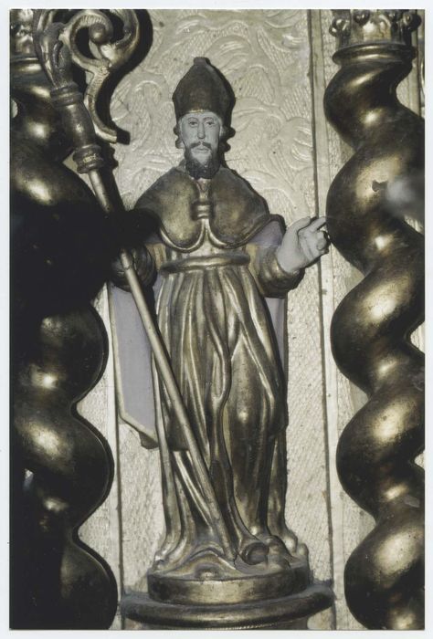 ensemble du maître-autel comprenant l'autel, le tabernacle et ses statues, le retable, le tableau : Sacré-Coeur de Jésus et six chandeliers