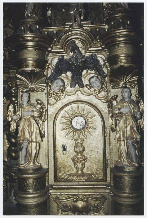 ensemble du maître-autel comprenant l'autel, le tabernacle et ses statues, le retable, le tableau : Sacré-Coeur de Jésus et six chandeliers