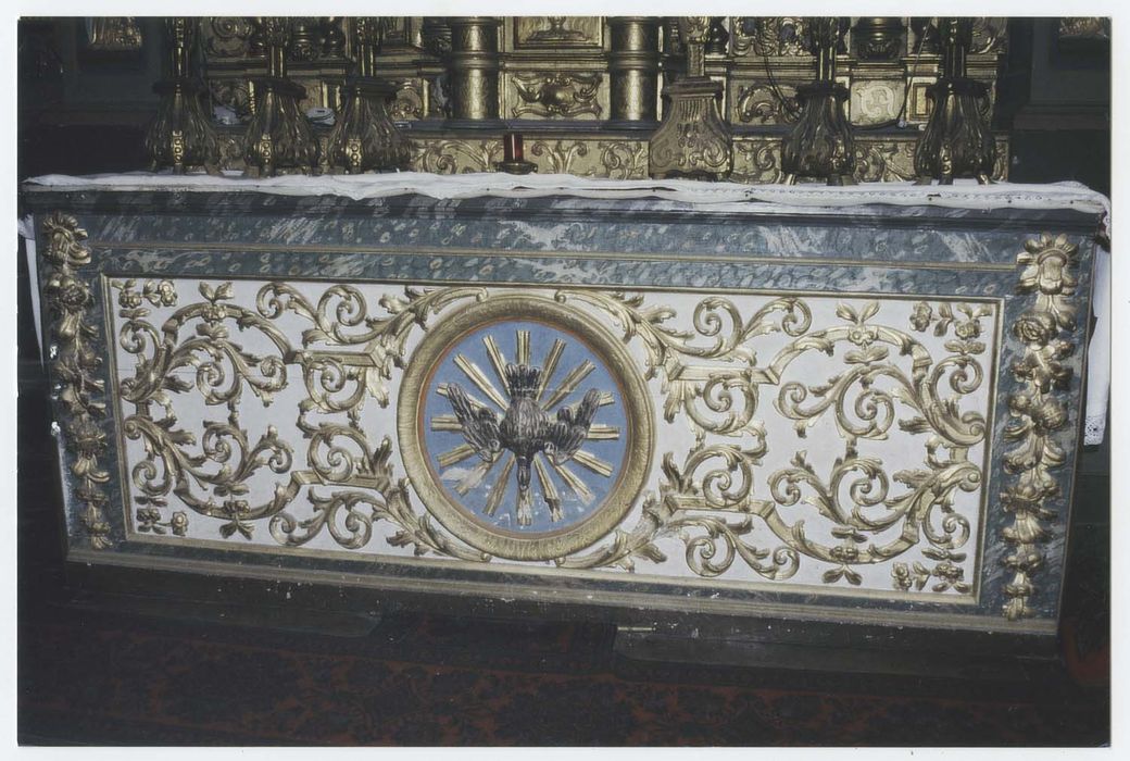 ensemble du maître-autel comprenant l'autel, le tabernacle et ses statues, le retable, le tableau : Sacré-Coeur de Jésus et six chandeliers