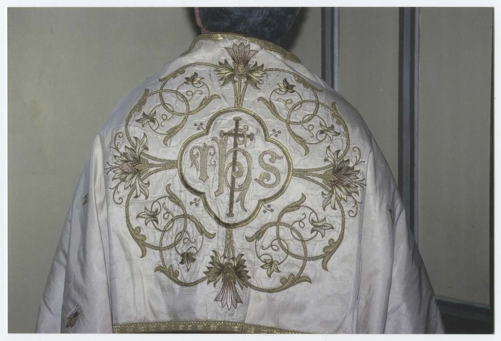 chape, voile huméral et conopée