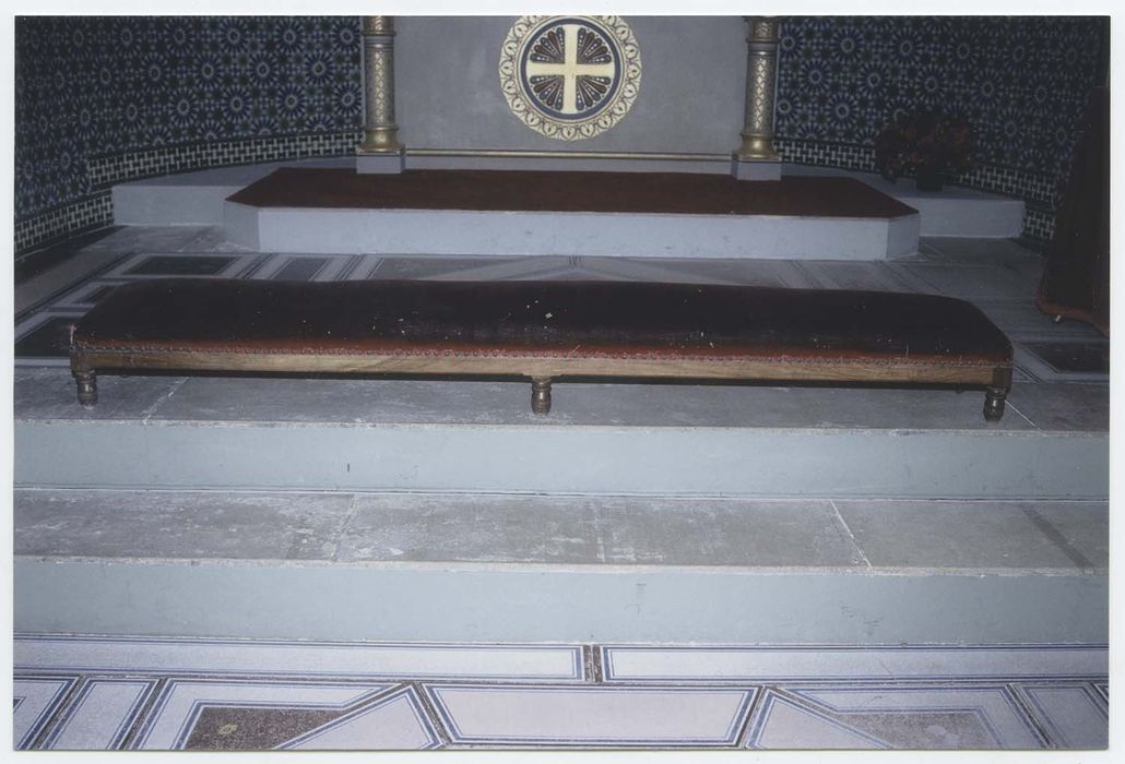 seize bancs et dix-sept agenouilloirs, agenouilloir