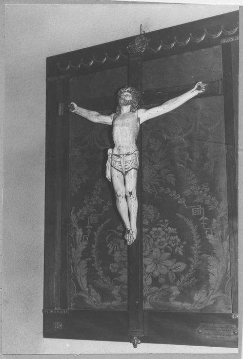 statue avec son cadre : Christ en croix