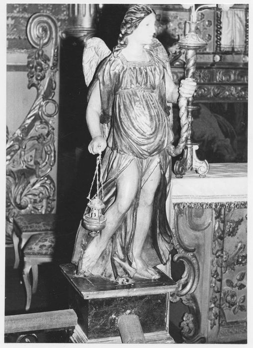 Deux statues : Anges porte-flambeaux