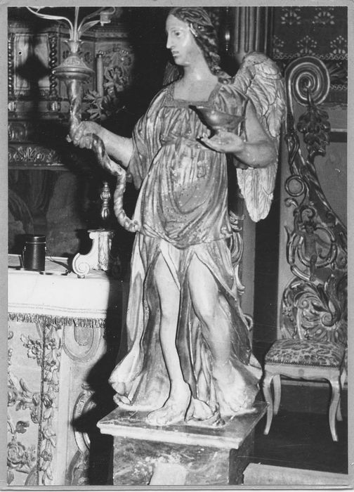 deux statues : Anges porte-flambeaux