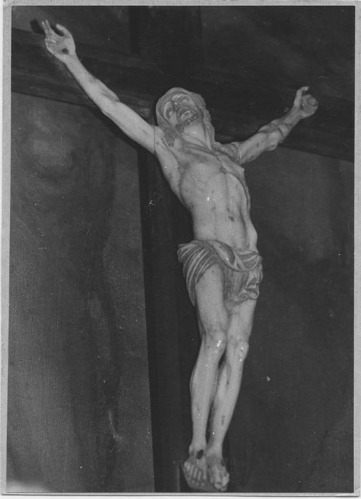 statue : Christ en croix