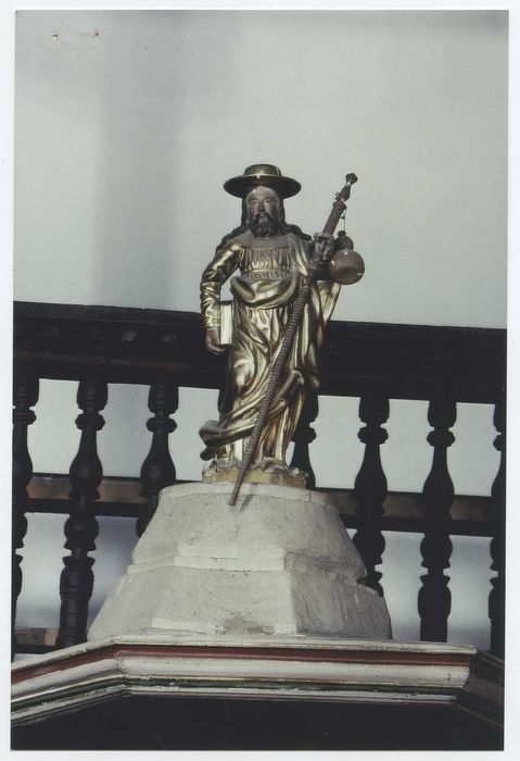 statue : Saint Jacques en tenue de pèlerin