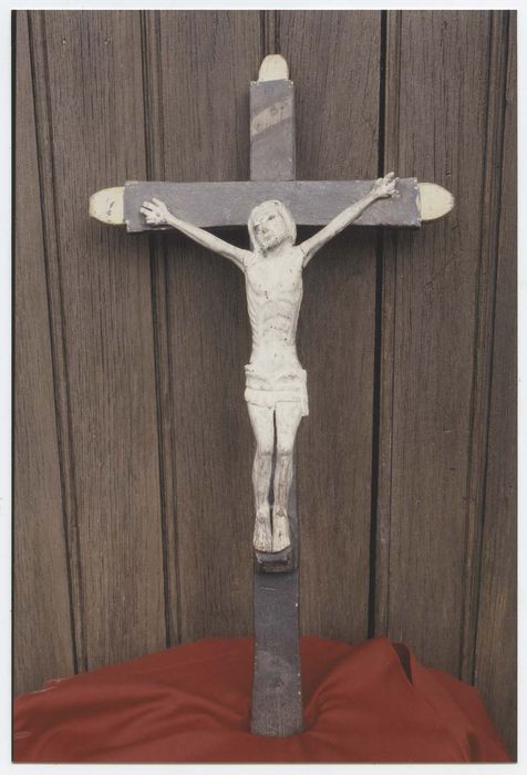 statue : Christ en croix