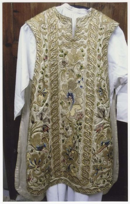 Ornement liturgique : chasuble, manipule, bourse et voile de calice (ornement ivoire)