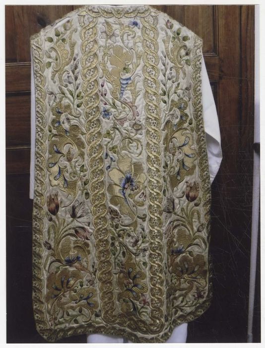 ornement liturgique : chasuble, manipule, bourse et voile de calice (ornement ivoire)