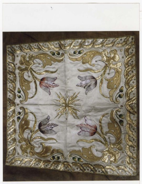 ornement liturgique : chasuble, manipule, bourse et voile de calice (ornement ivoire)