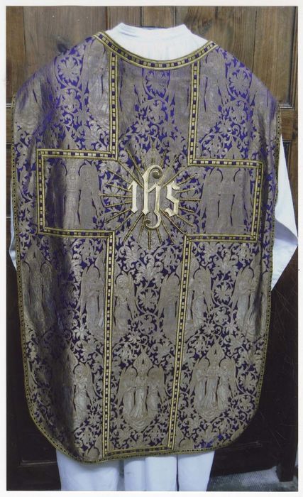 ornement liturgique : chasuble, étole, manipule et voile de calice (ornement violet)