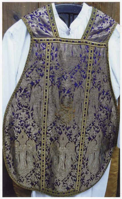 ornement liturgique : chasuble, étole, manipule et voile de calice (ornement violet)