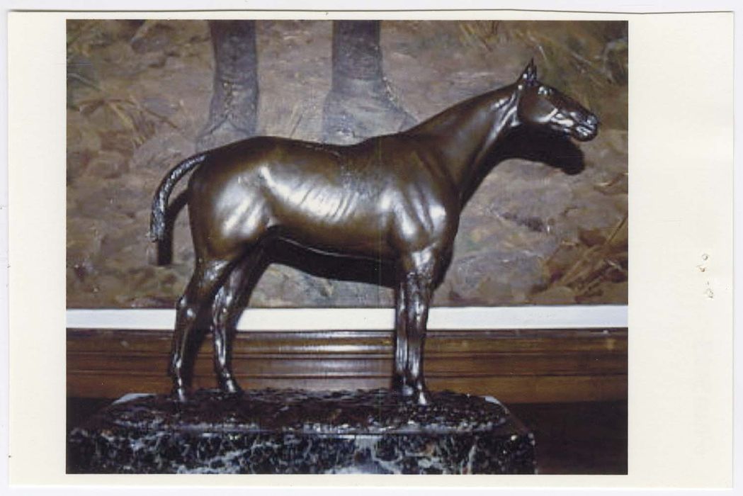 Statue : Cheval debout à l'arrêt