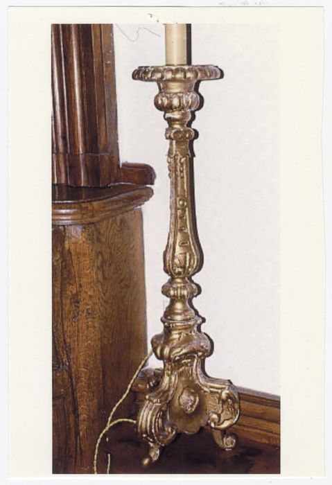 Deux chandeliers d'église montés en lampe