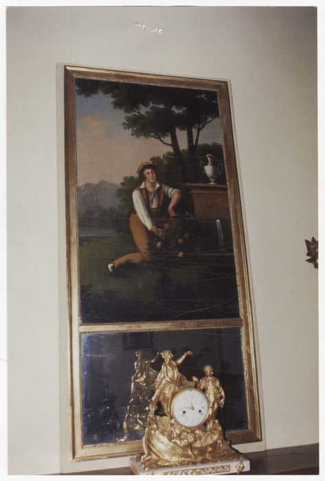 Trumeau, miroir et tableau : Jeune homme assis