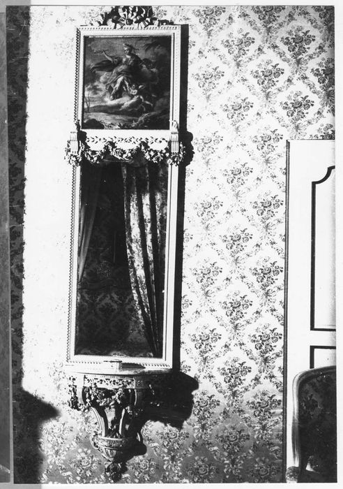 Paire de consoles avec deux trumeaux de glace et deux tableaux