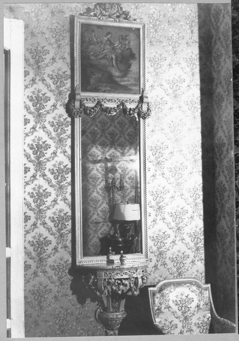 paire de consoles avec deux trumeaux de glace et deux tableaux